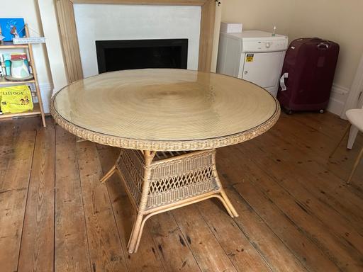 Buy & Sell Egham Runnymede - Photos for Large Round Rattan Dinning Table with Glass