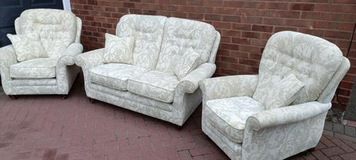 Buy & Sell Cheslyn Hay South Staffordshire - Photos for Traditional Style Three Piece Suite