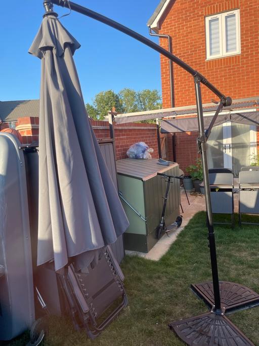 Buy & Sell Roehampton South West London - Photos for Cantilever parasol with solar lights + 2 weig