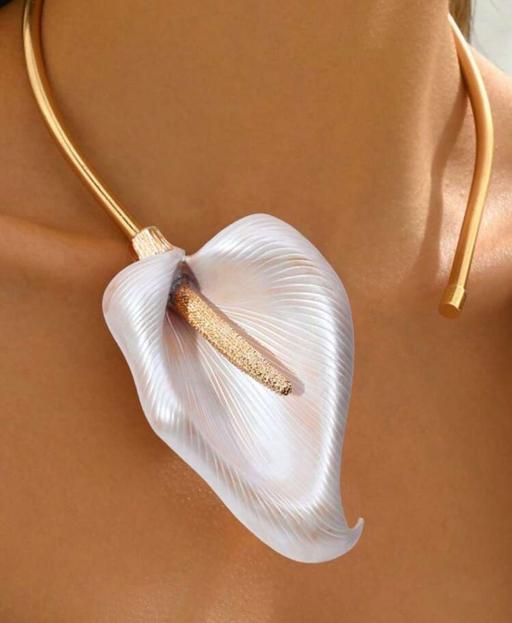 Buy & Sell Charlestown Bradford - Photos for Exaggerated open necklace pendant calla