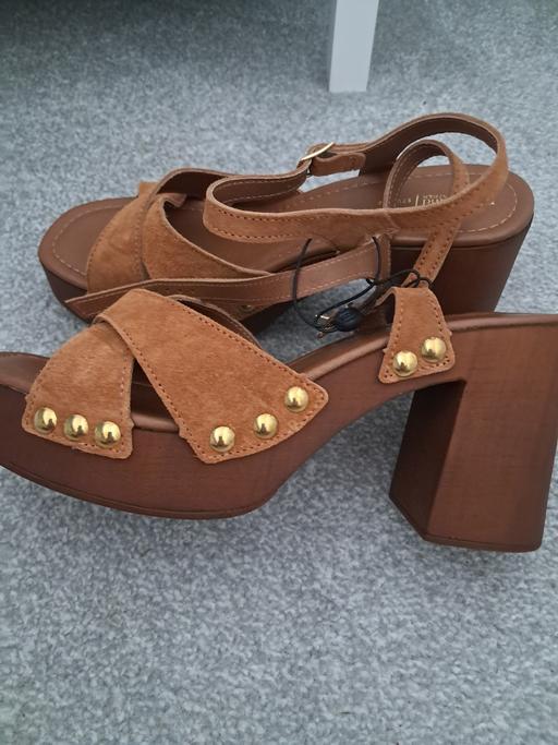 Buy & Sell Kingswood Retail Park Hull - Photos for BRAND NEW RIVERISLAND TAN HEELS