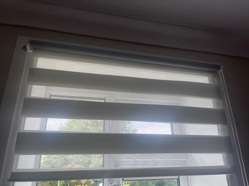 Buy & Sell Cadeby Doncaster - Photos for 3ft light grey day/night roller blind