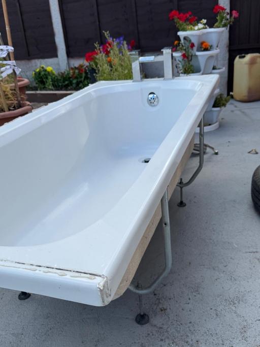 Buy & Sell Bradley Wolverhampton - Photos for Bathroom sink and bathtub