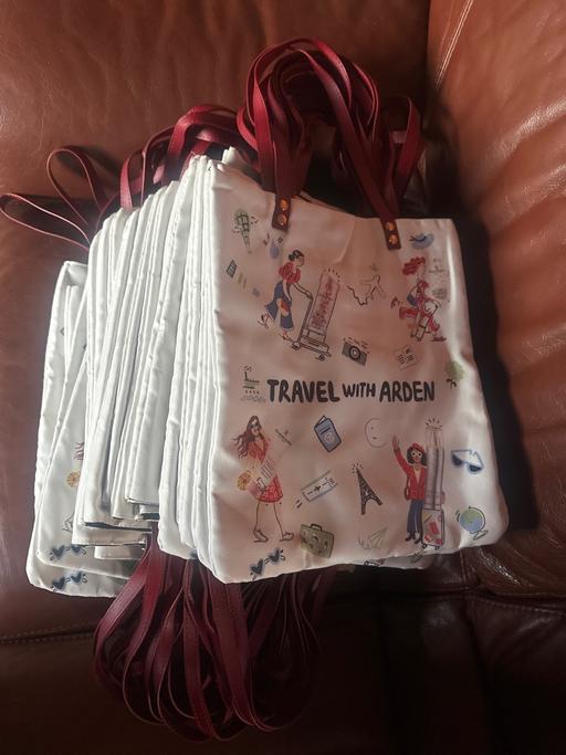 Buy & Sell Queensbury North West London - Photos for ElizabethArden Hand bags