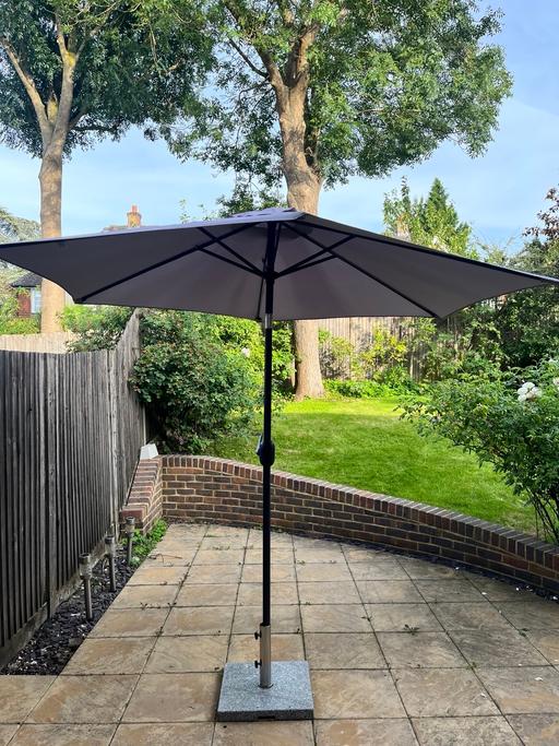Buy & Sell Epsom Epsom and Ewell - Photos for Vonhaus Parasol + Cover + granite base
