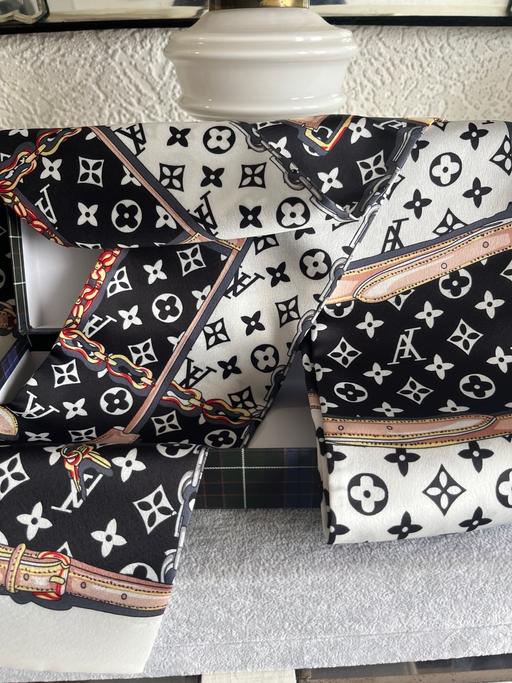 Buy & Sell Hamilton South Lanarkshire - Photos for Lovely slim boxed scarf
