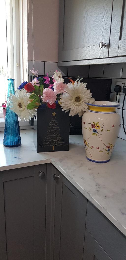 Buy & Sell Kings Norton Birmingham - Photos for 2x vases x box of flowers