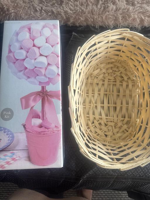 Buy & Sell Seven Kings East London - Photos for Basket and sweet tree kit