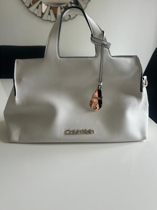 Buy & Sell London Luton Airport Luton - Photos for Women’s bag