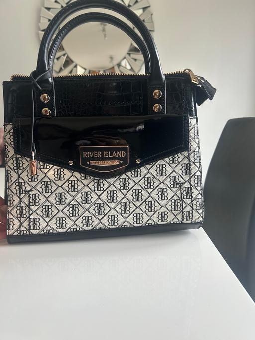 Buy & Sell London Luton Airport Luton - Photos for Women’s bag.