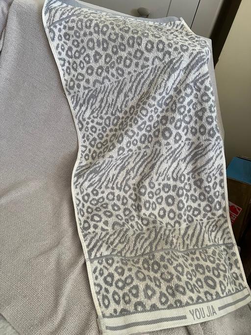 Buy & Sell Easington Lane Sunderland - Photos for Hand Towel
