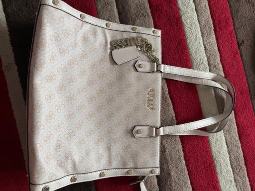 Buy & Sell Blackwall East London - Photos for Guess bag