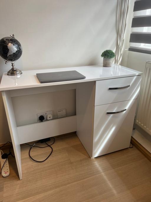 Buy & Sell Barton Seagrave North Northamptonshire - Photos for High gloss office desk offers welcome 