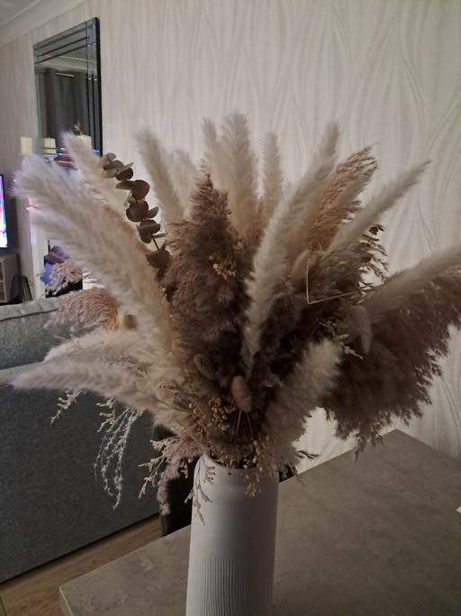 Buy & Sell Kingswood Retail Park Hull - Photos for NEXT WHITE TALL VASE WITH FAUX PAMPAS