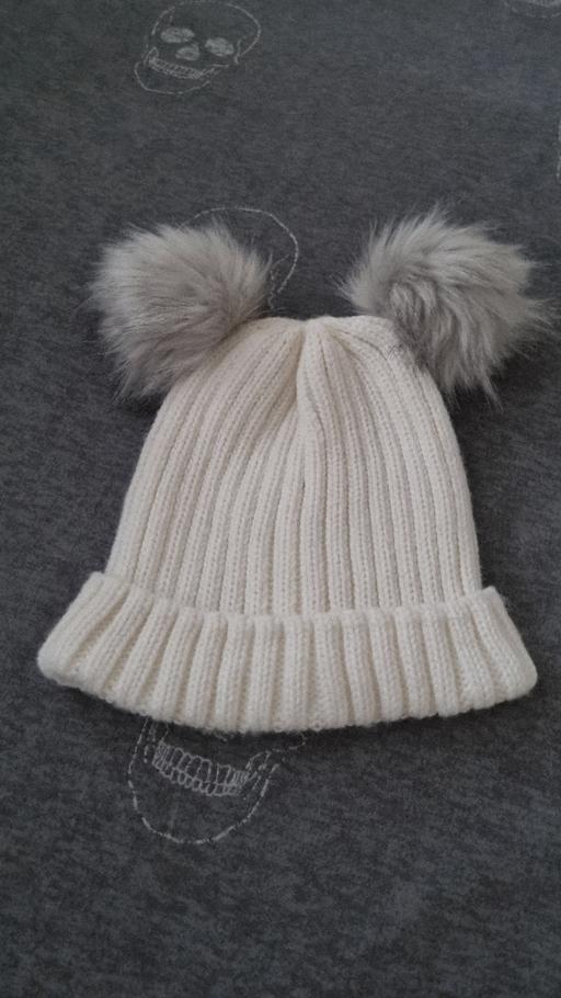 Buy & Sell Clayton West Kirklees - Photos for White Bobble Hat - 2-4 Years