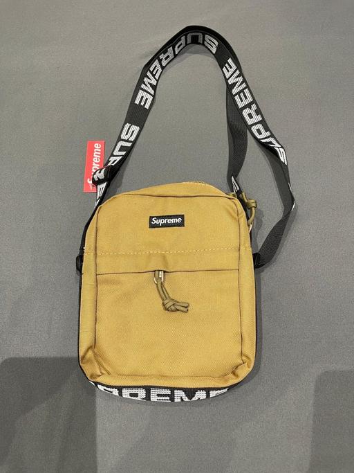 Buy & Sell Crook Log South East London - Photos for Supreme bag