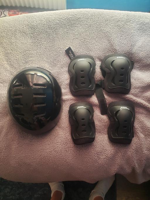 Buy & Sell Southwark Central London - Photos for Bicycle Helmet and Knee/Elbow Protection