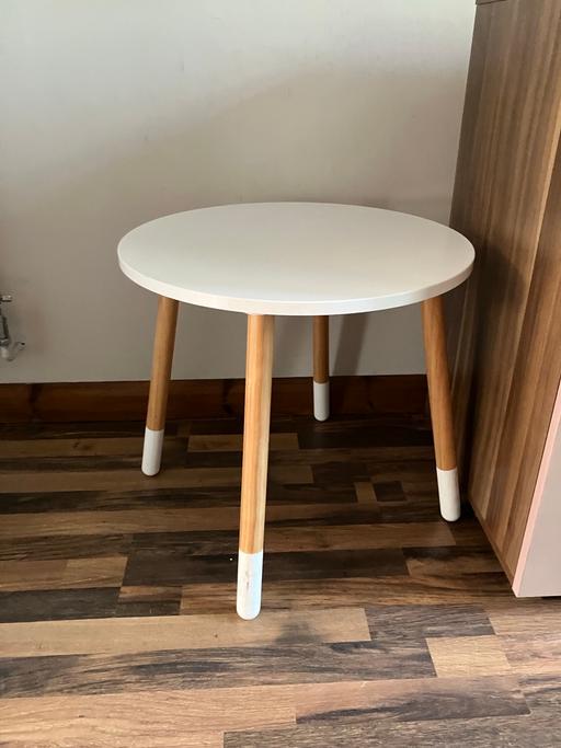 Buy & Sell Clapham Junction South West London - Photos for Small white side table