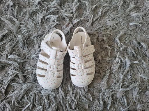Buy & Sell Crewe Cheshire East - Photos for Girl's cherry sandals in very good cond 6