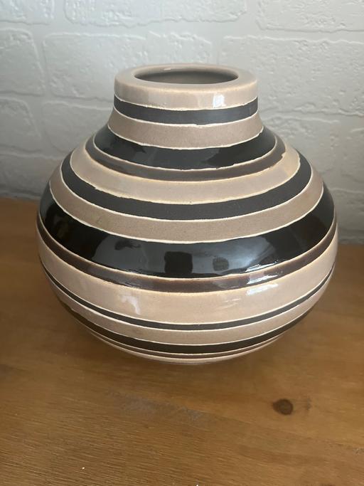 Buy & Sell Conisbrough Doncaster - Photos for Stunning M&S vase browns and beiges