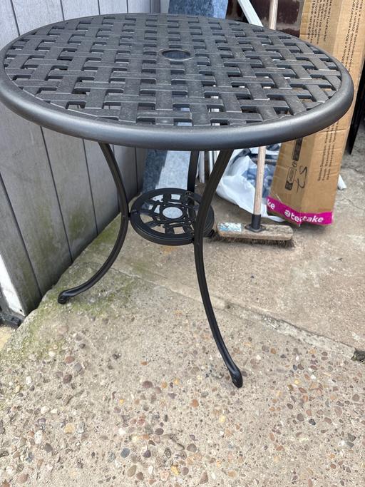 Buy & Sell Duckmanton Chesterfield - Photos for Metal garden table