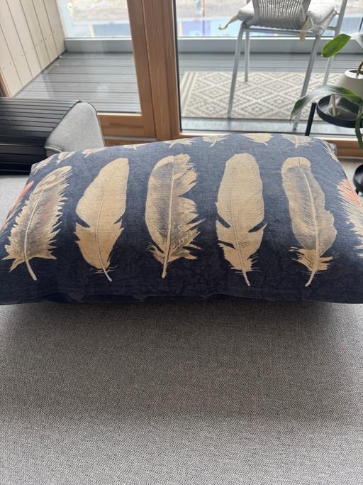 Buy & Sell Plumstead South East London - Photos for Rectangular cushion with leaf print