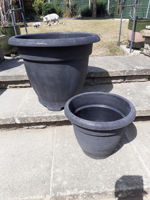 Buy & Sell Leagrave Luton - Photos for Plastic Garden Pots x 2(LU33BY)