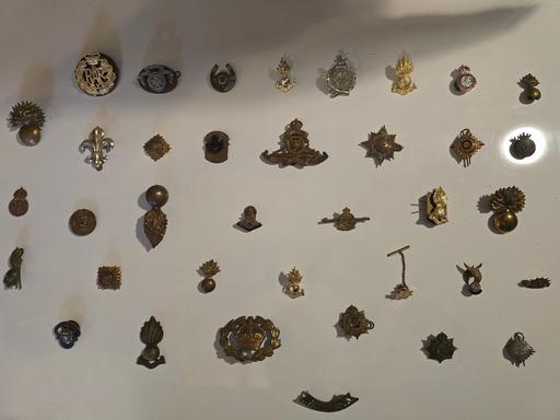 Vehicles Rhigos Rhondda Cynon Taf - Photos for military uniform items including cap badges