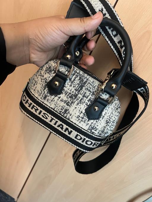 Buy & Sell Dollis Hill North West London - Photos for Small bag
