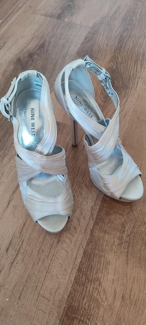 Buy & Sell Isleworth Hounslow - Photos for NINE WEST WHITE LEATHER & SATIN SHOES