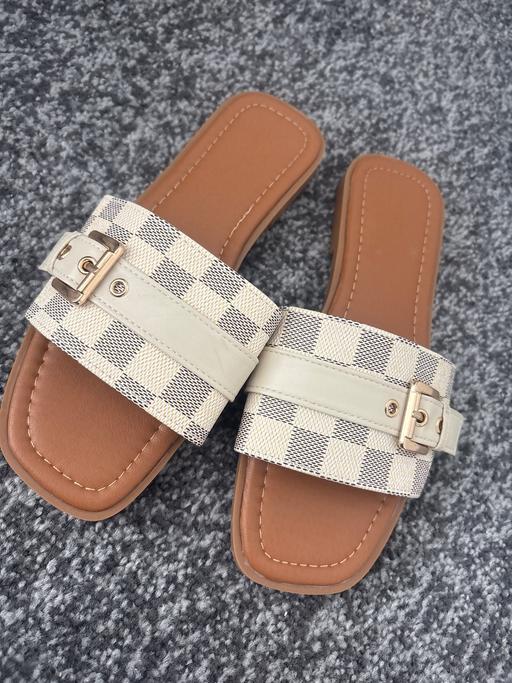 Buy & Sell Bromley East London - Photos for Brown cream sandals