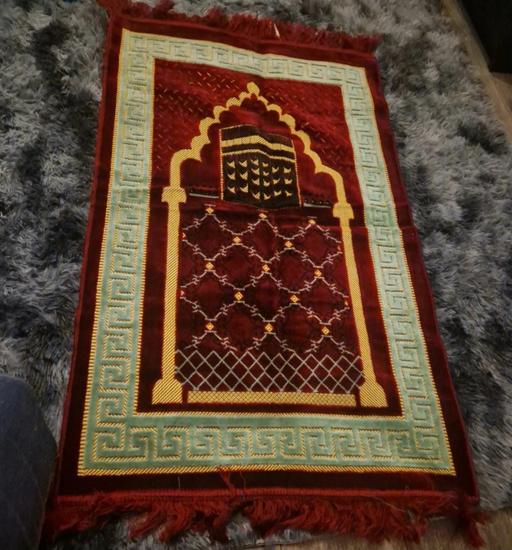 Buy & Sell Lees Oldham - Photos for Red & Green Pray Mat