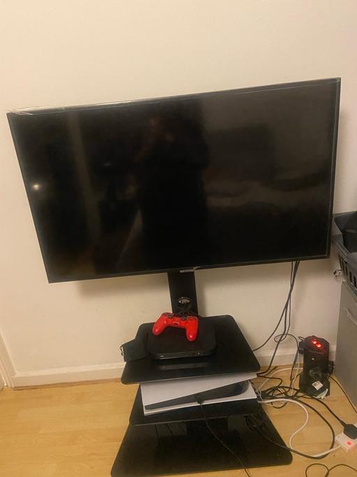 Buy & Sell Beckton East London - Photos for Tv with black glass stand