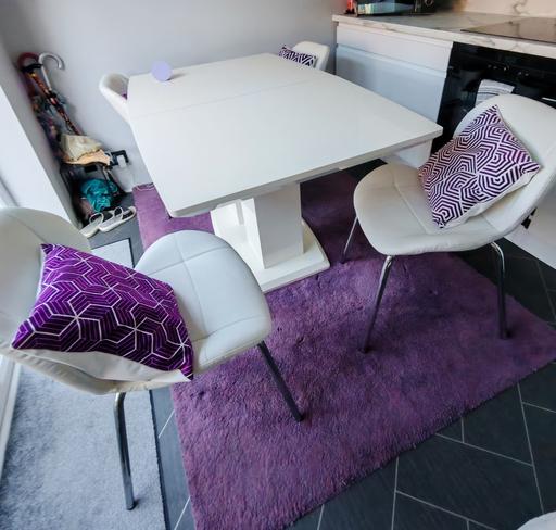 Buy & Sell Leedon Central Bedfordshire - Photos for White Gloss Extending Dining Table & 4 Chairs