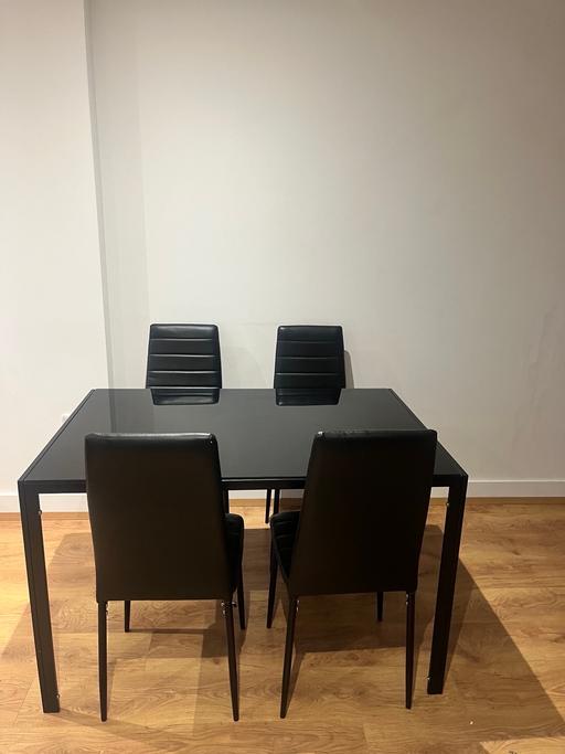 Buy & Sell Whyteleafe Tandridge - Photos for Black Glass Dining Table with 4 Chairs