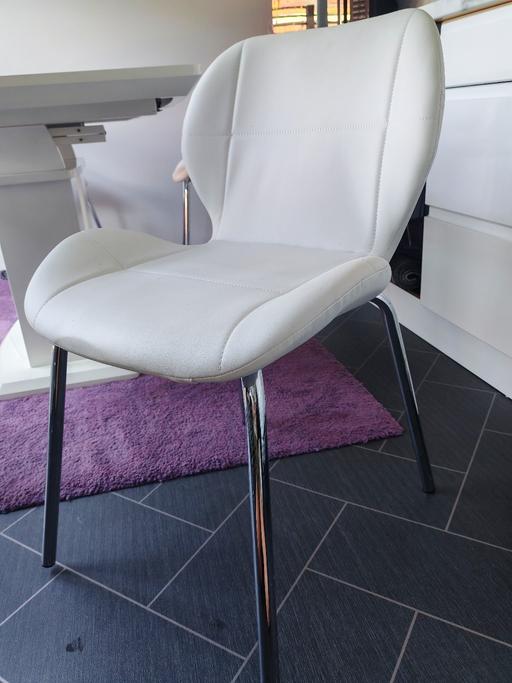 Buy & Sell Leedon Central Bedfordshire - Photos for 4 x White Leather Effect/Chrome Dining Chairs