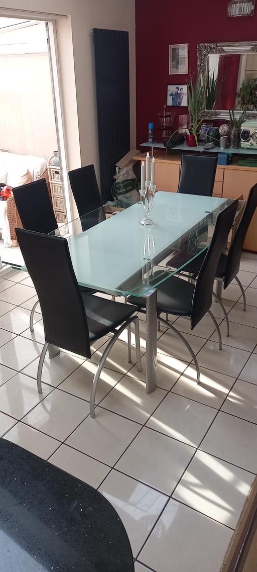 Buy & Sell Luton Bedfordshire - Photos for GLASS EXTENDING DINING TABLE & CHAIRS