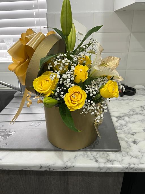 Buy & Sell Woodsetton Dudley - Photos for Hat box of fresh flowers