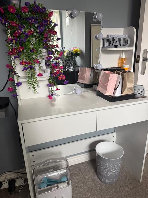 Buy & Sell Birmingham Solihull - Photos for Vanity table with Hollywood lights