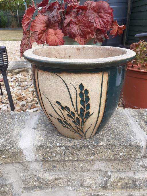 Buy & Sell Leagrave Luton - Photos for Small Garden Pot(LU33BY)