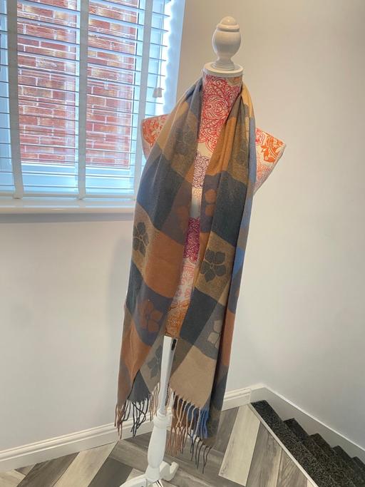 Buy & Sell Corngreaves Trading Estate Sandwell - Photos for CHUNKY SCARF £1