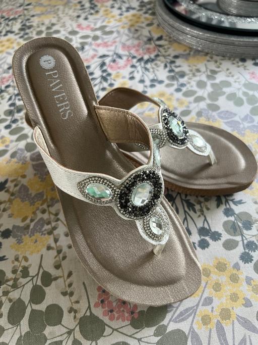 Buy & Sell Kettlebrook Tamworth - Photos for PAVERS WEDGE TOE POST SANDALS SIZE 5