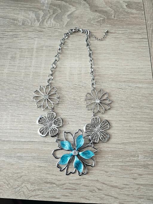 Buy & Sell Newton Doncaster - Photos for Floral necklace..NEW