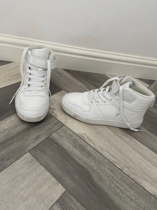 Buy & Sell Corngreaves Trading Estate Sandwell - Photos for (4) HIGH TOP TRAINERS