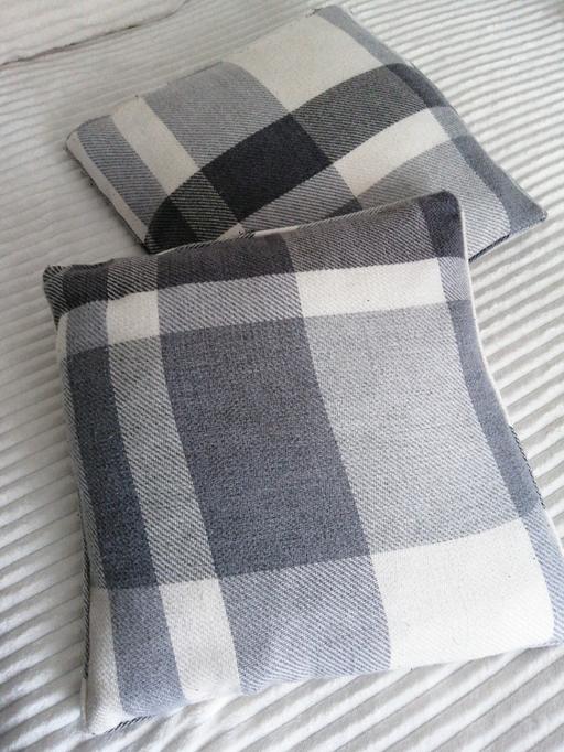 Buy & Sell Wednesfield Wolverhampton - Photos for (2) Cushions