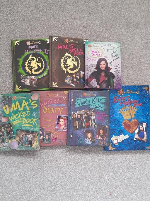 Buy & Sell Thornton-Le-Moors Cheshire West and Chester - Photos for 7 Disney Descendants Books