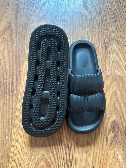 Buy & Sell Atherton Wigan - Photos for Urban Jacks Cloud Puffy Black Sliders Size 7