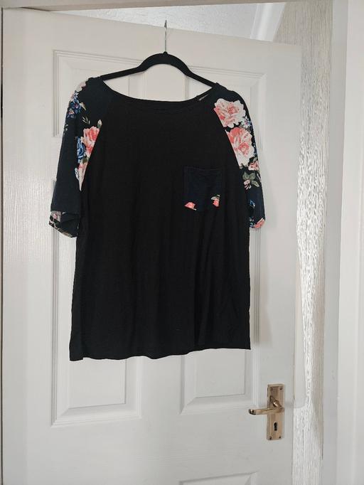 Buy & Sell Newton Doncaster - Photos for T-shirt, size 18.