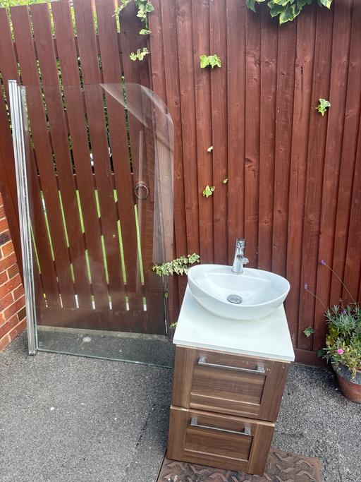 Buy & Sell Ossett Wakefield - Photos for Bathroom shower screen & sink cabinet