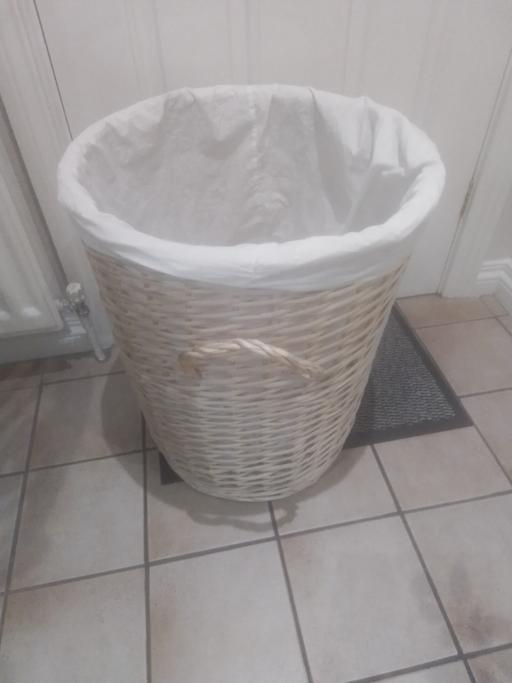 Buy & Sell Streetly Walsall - Photos for LARGE WICKER BASKET COTTON COVER INSIDE NO LI